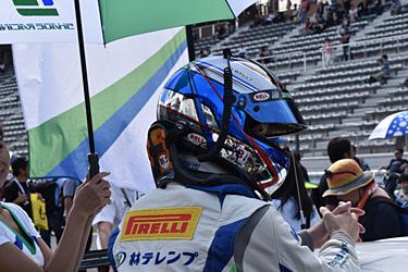 スタートドライバーはHIRO 選手