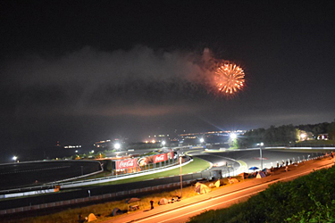 8:15 花火がサーキットを彩る