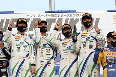 表彰台で笑顔を見せるドライバー 左からHIRO 選手・石川 選手・国本 選手・平中 選手