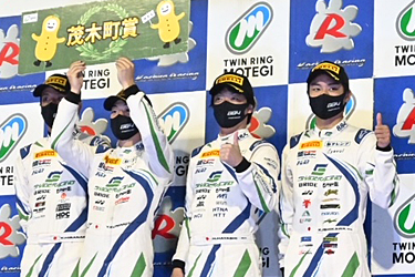 表彰台で笑顔を見せるドライバー 左から平中 選手・石川 選手・HIRO 選手・国本 選手