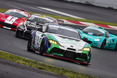走行中のSHADE RACING 885号車 GR SUPRA GT