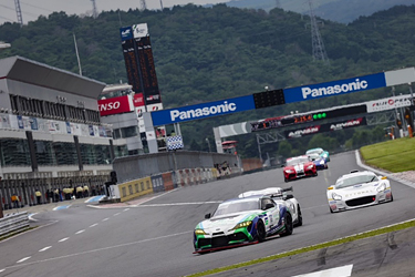 走行中のSHADE RACING 885号車 GR SUPRA GT4