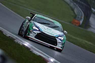 走行中のSHADE RACING 884号車 86