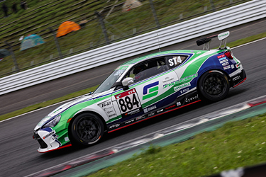 走行中のSHADE RACING 884号車 86