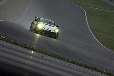 走行中のSHADE RACING 885号車 GR SUPRA GT4
