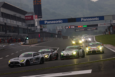走行中のSHADE RACING 885号車 GR SUPRA GT