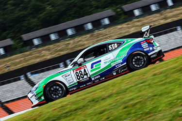 走行中のSHADE RACING 884号車 86