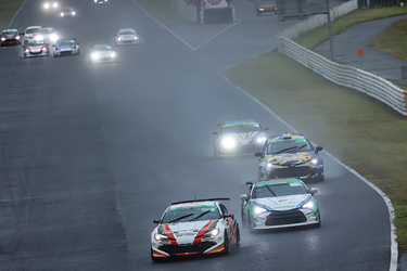走行中のSHADE RACING 884号車 86