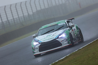 走行中のSHADE RACING 884号車 86