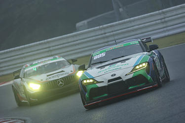 走行中のSHADE RACING 885号車 GR SUPRA GT