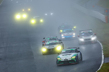 走行中のSHADE RACING 885号車 GR SUPRA GT