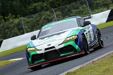 走行中のSHADE RACING 885号車 GR SUPRA GT4