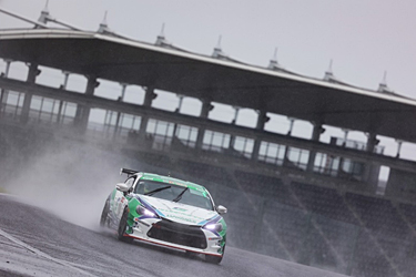 走行中のSHADE RACING 884号車 86