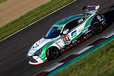走行中のSHADE RACING 884号車 86