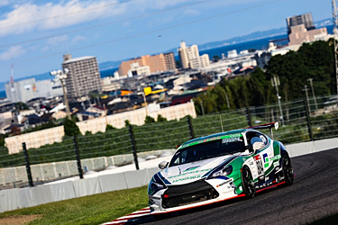 走行中のSHADE RACING 884号車 86