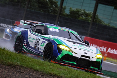 走行中のSHADE RACING 885号車 GR SUPRA GT4