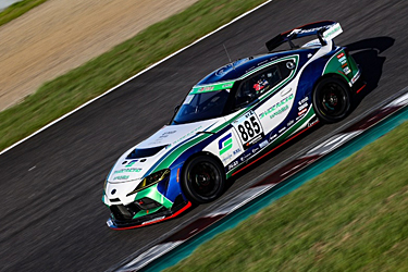 走行中のSHADE RACING 885号車 GR SUPRA GT