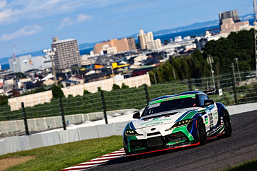 走行中のSHADE RACING 885号車 GR SUPRA GT4