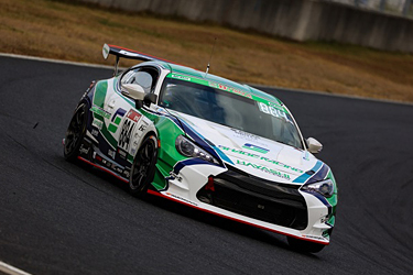 走行中のSHADE RACING 884号車 86