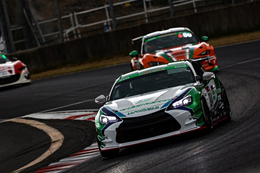 走行中のSHADE RACING 884号車 86