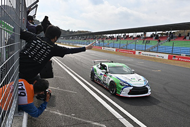 走行中のSHADE RACING 884号車 86