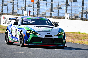 走行中のSHADE RACING 885号車 GR SUPRA GT