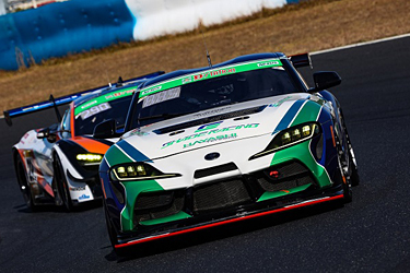 走行中のSHADE RACING 885号車 GR SUPRA GT