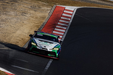 走行中のSHADE RACING 885号車 GR SUPRA GT