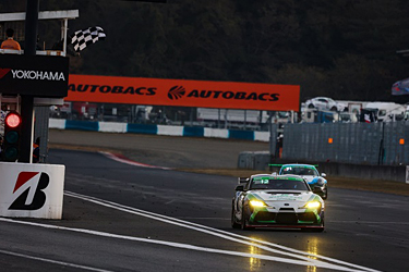 走行中のSHADE RACING 885号車 GR SUPRA GT