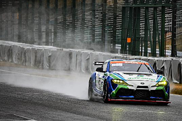 走行中のSHADE RACING 885号車 GR SUPRA GT