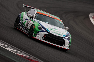 走行中のSHADE RACING 884号車 86