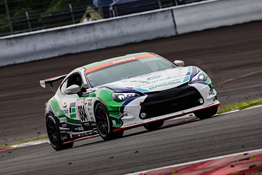 走行中のSHADE RACING 884号車 86