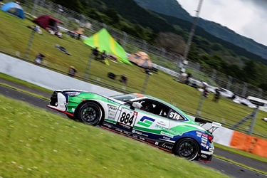 走行中の林テレンプ SHADE RACING 884号車 86