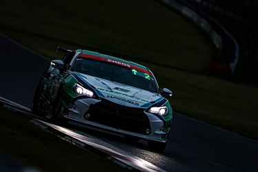 走行中のSHADE RACING 884号車 86