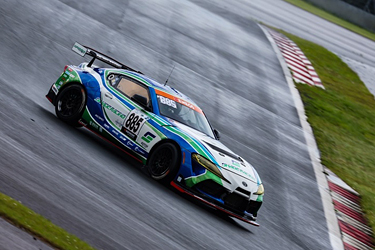 走行中のSHADE RACING 885号車 GR SUPRA GT