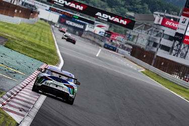 走行中のSHADE RACING 885号車 GR SUPRA GT