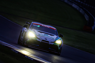 走行中のSHADE RACING 885号車 GR SUPRA GT