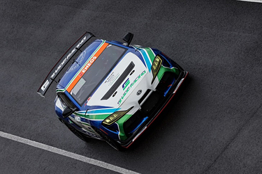 走行中のSHADE RACING 885号車 GR SUPRA GT