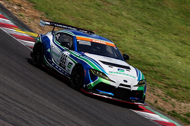 走行中のSHADE RACING 885号車 GR SUPRA GT