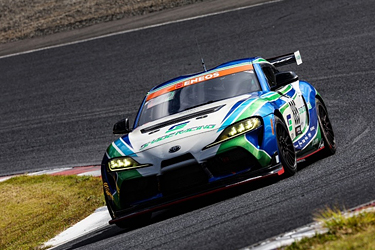 走行中のSHADE RACING 885号車 GR SUPRA GT