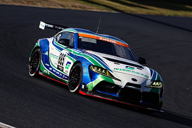 走行中のSHADE RACING 885号車 GR SUPRA GT