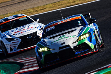 走行中のSHADE RACING 885号車 GR SUPRA GT