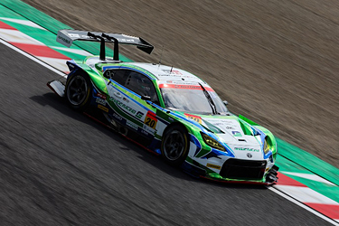 走行中のGT300 ⁄ GR86 GT