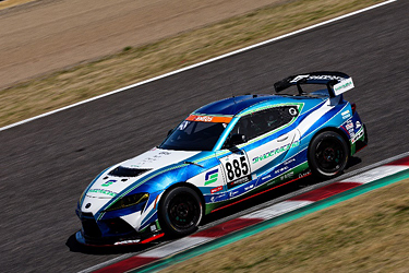 走行中のSHADE RACING 885号車 GR SUPRA GT4