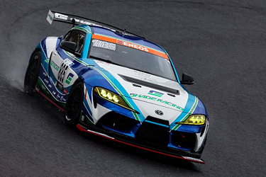 走行中のSHADE RACING 885号車 GR SUPRA GT4