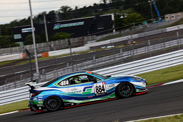 走行中のSHADE RACING 884号車 GR86