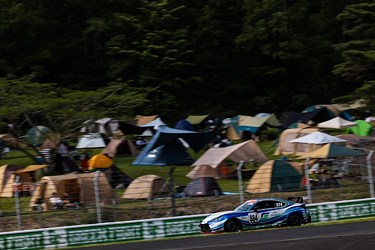 走行中のSHADE RACING 884号車 GR86
