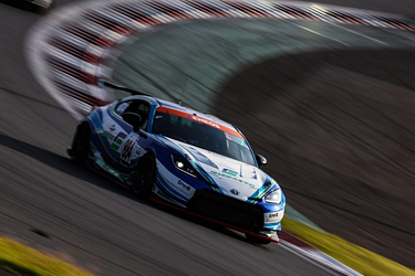 走行中のSHADE RACING 884号車 GR86