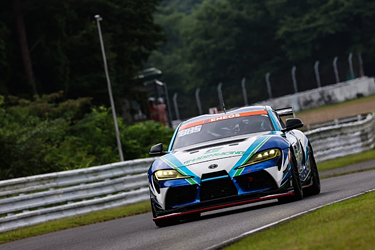 走行中のSHADE RACING 885号車 GR SUPRA GT4 EVO