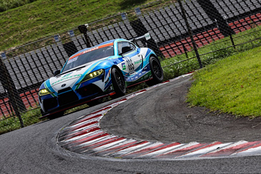 走行中のSHADE RACING 885号車 GR SUPRA GT4 EVO